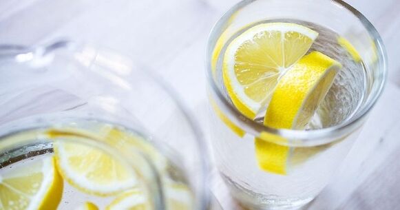 L’ajout de jus de citron à l’eau peut faciliter le respect d’un régime hydrique. 