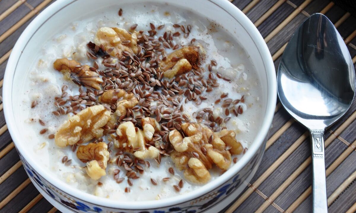 Bouillie de lait de graines de lin - un petit-déjeuner sain pour les personnes qui perdent du poids