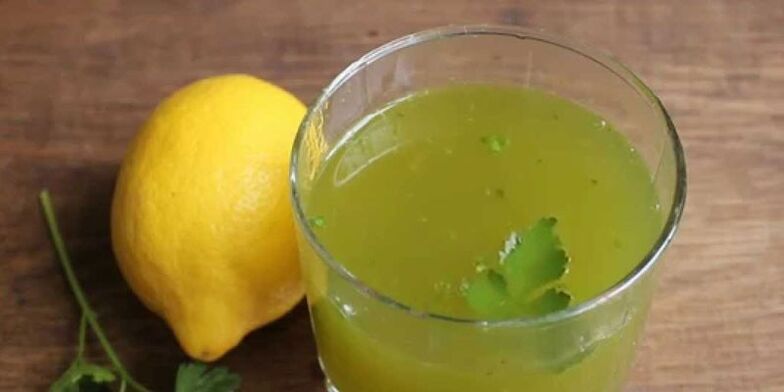 Cocktail de citron avec du persil pour perdre du poids